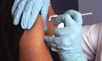 Όλοι εναντίον όλων για το φιάσκο με τα εμβόλια