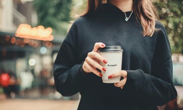 Τέλος ο καφές στα όρθια έξω από τα καταστήματα εστίασης