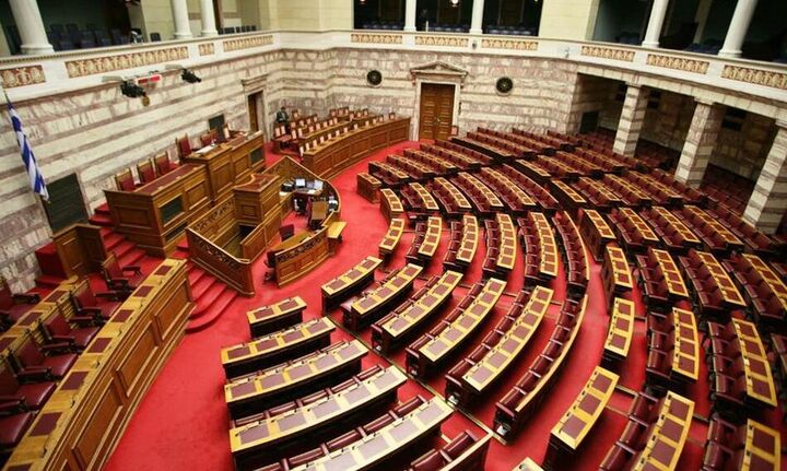 Στην Βουλή οι δικογραφίες για τηλεοπτικές άδειες του 2016 και την εταιρεία Folli Follie