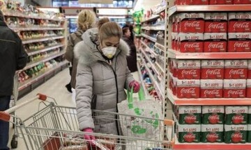 Ανησυχία ΙΕΛΚΑ για μεγάλες ουρές έξω από τα καταστήματα στις ώρες αιχμής