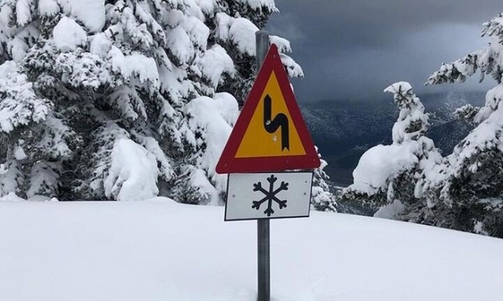 Αντιολισθητικές αλυσίδες συνιστά η Τροχαία για τη Λ.Κηφισιάς από το Άλσος Συγγρού