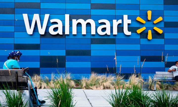 Walmart: Επανεπενδύει στο διαδίκτυο, αυξάνει μισθούς