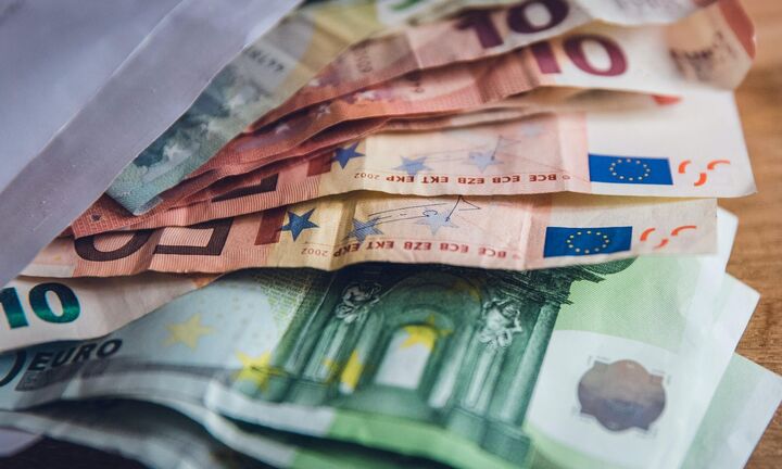 Πληρώνονται σήμερα 260,5 εκατ. ευρώ για αποζημιώσεις ειδικού σκοπού και επιδόματα αδείας