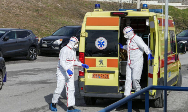 Σοκαριστική φωτογραφία διασώστριας του ΕΚΑΒ ύστερα από πολύωρη βάρδια