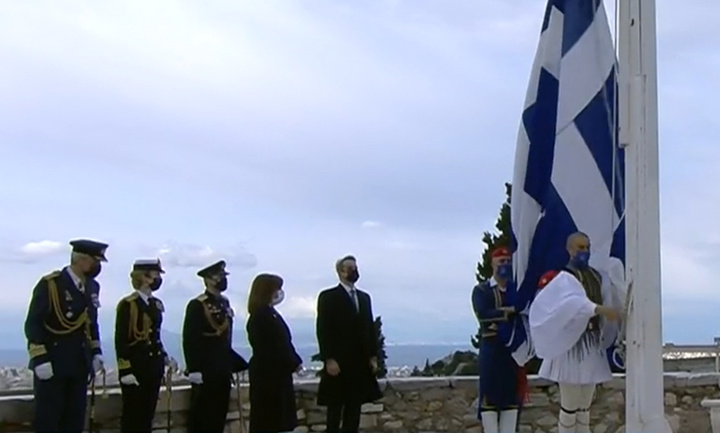 25η Μαρτίου: Συγκίνηση στην τελετή έπαρσης-Φρούριο το κέντρο - Παρέλαση με F-16, Rafale και Voyager