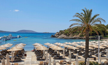 Κορωνοϊός: Ηπιότερες οι επιπτώσεις της πανδημίας στον ελληνικό τουρισμό