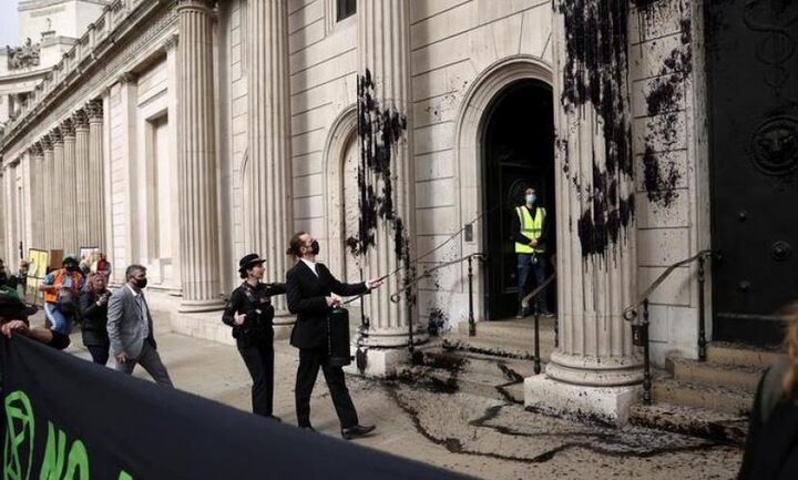 Μ. Βρετανία: Ακτιβιστές πέταξαν μαύρη μπογιά στο κτίριο της Τράπεζας της Αγγλίας