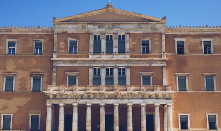 Συζήτηση στη Βουλή για την πανδημία - Μητσοτάκης: Λάθος να μιλάμε για άνοιγμα δραστηριοτήτων