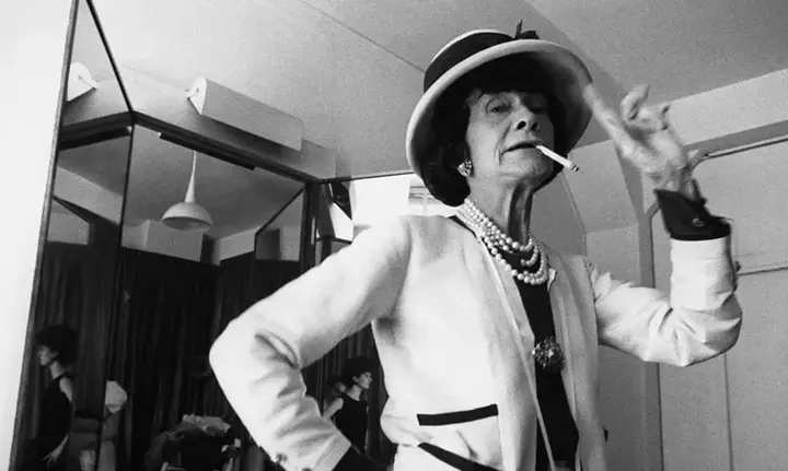 Coco Chanel: "Οι γυναίκες κάνουν τα ρούχα, όχι τα ρούχα τις γυναίκες".