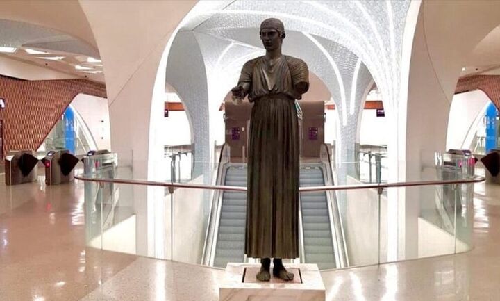  Ο Ηνίοχος των Δελφών στο Μετρό του αεροδρομίου της Ντόχα 