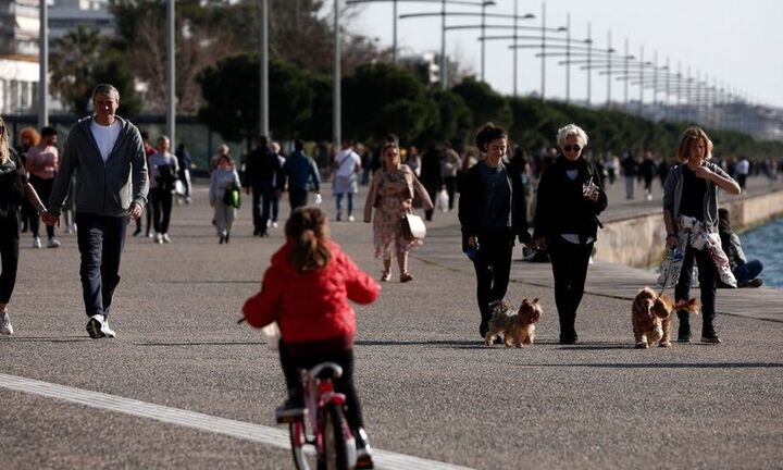 Νέες εικόνες συνωστισμού έξω από καφέ -  μπαρ στη Θεσσαλονίκη