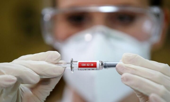 Ξεκινούν οι εμβολιασμοί με Johnson & Johnson - Στην ουρά για εμβολιασμό και οι πενηντάρηδες
