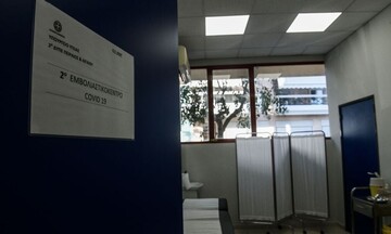 Επταήμερη λειτουργία και έως τις 12 το βράδυ τα εμβολιαστικά κέντρα