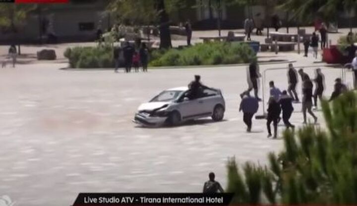 Άνδρας ακινητοποίησε με χτύπημα «καράτε» οδηγό που σκόρπισε τον τρόμο στα Τίρανα! (video)