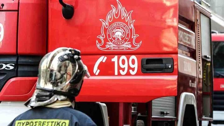 Στις φλόγες τυλίχθηκε φορτηγό στην αερογέφυρα της Μάνδρας