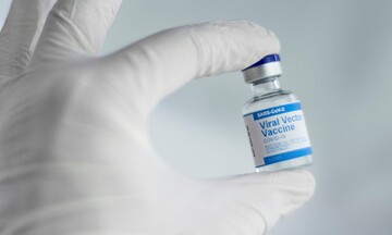 CDC: Οι εμβολιασμένοι μπορούν να πετάξουν τη μάσκα όταν βρίσκονται σε εξωτερικό χώρο