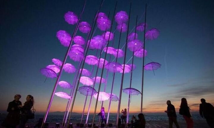 Θεσσαλονίκη: Στα χρώματα του Πάσχα οι «Ομπρέλες» στη Νέα Παραλία