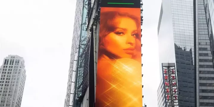 Ελένη Φουρέιρα: Μπήκε σε billboard και φιγουράρει στη φημισμένη Time Square! (video)