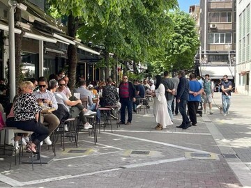 Λάρισα: Δεν πρόλαβαν να ανοίξουν και... γέμισαν από κόσμο οι καφετέριες και τα τσιπουράδικα  (ΦΩΤΟ) 