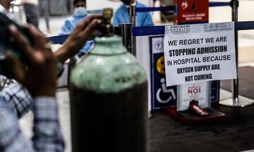 Εικόνες σοκ στην Ινδία - Το "οξυγόνο εξπρές" προσπαθεί να σώσει τους ασθενείς