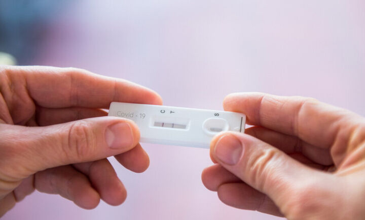 ΕΕΑ: Διευρύνει το πρόγραμμα των δωρεάν rapid test – Δικαιούχοι και μέλη των οικογενειών
