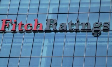 Fitch: Αναμένει ταχύτερη βελτίωση του αξιόχρεου των ελληνικών τραπεζών