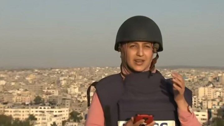 Γάζα: Τρόμος για δημοσιογράφο - Μετέδιδε live την ώρα των ισραηλινών βομβαρδισμών στον 14οροφο πύργο