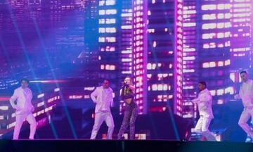 Eurovision: Ντυμένη με 250.000 κρύσταλλα Swarovski η Στεφανία
