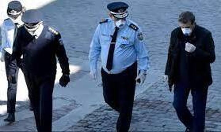 Στοιχεία για το οργανωμένο έγκλημα παρέδωσε στον εισαγγελέα του Αρείου Πάγου ο Μ. Χρυσοχοϊδης