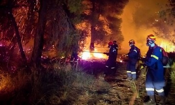 Ανεξέλεγκτη η πυρκαγιά στον Σχίνο Κορινθίας - Εκκενώθηκαν οικισμοί