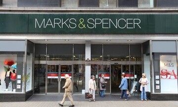 Marks & Spencer: «Μαύρη Παρασκευή» στην κυριολεξία - Κλείνουν 70 καταστήματα λόγω απωλειών «μαμούθ»