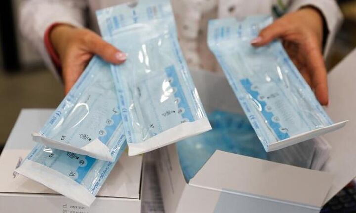 Παπαθανάσης για self test: Στα φαρμακεία η διάθεση τους αποκλειστικά