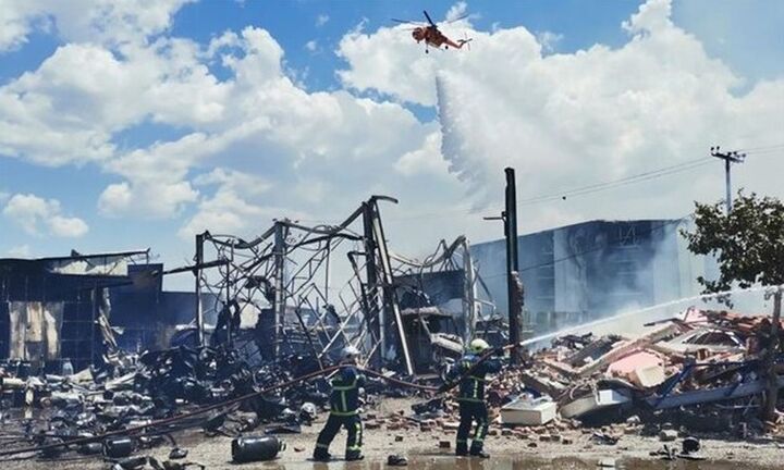 Εικόνες «Αποκάλυψης» στον Ασπρόπυργο: Υπό πλήρη έλεγχο η φωτιά - Τρεις τραυματίες απ' τις εκρήξεις