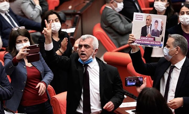 Πολιτικός αναβρασμός στην Τουρκία: Εκτός νόμου το φιλοκουρδικό κόμμα