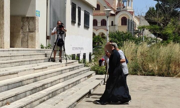 Αγρίνιο: Αυτός είναι ο ιερέας που κατηγορείται για βιασμό ανηλίκων και κατοχή πορνογραφικό υλικού 