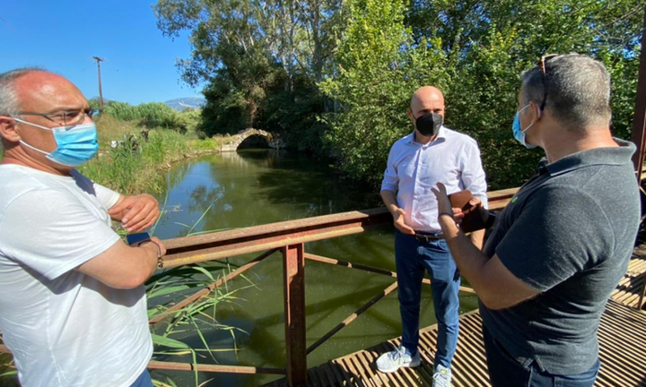 Αυτοψία Γ. Αμυρά στη λίμνη Βουλκαριά για το φαινόμενο των νεκρών κυπρίνων