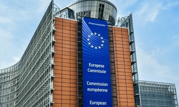 Κομισιόν: Τo 62,7% του ενήλικου πληθυσμού της ΕΕ έχει λάβει τουλάχιστον μία δόση του εμβολίου