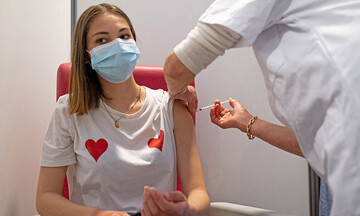 Πως θα χορηγηθεί το Voucher των 150 ευρώ στους νέους από 18-25 ετών που θα εμβολιαστούν