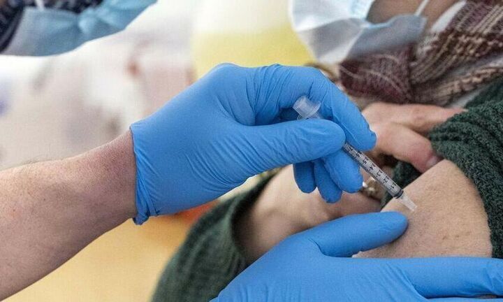 Τα εμβόλια «φρενάρουν» τις μεταλλάξεις του κορωνοϊού