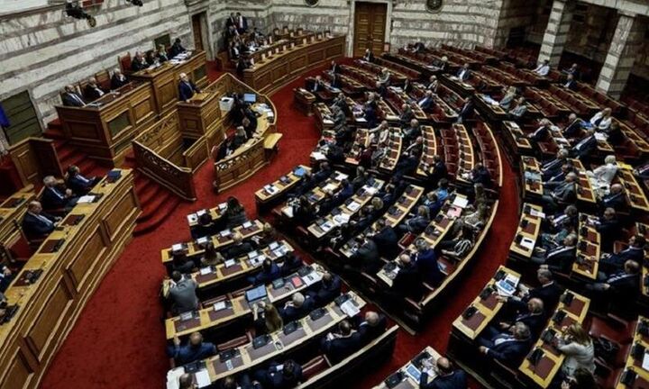 Βουλή: Ψηφίστηκε το νομοσχέδιο για την καταστολή της νομιμοποίησης εσόδων “μαύρου χρήματος”