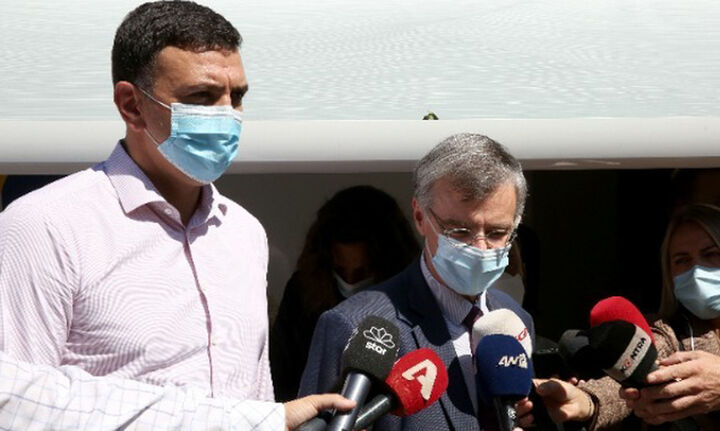 Κικίλιας και Τσιόδρας στη συνεδρίαση της ΔΙΣ για άμεσο εμβολιασμό κλήρου και πιστών