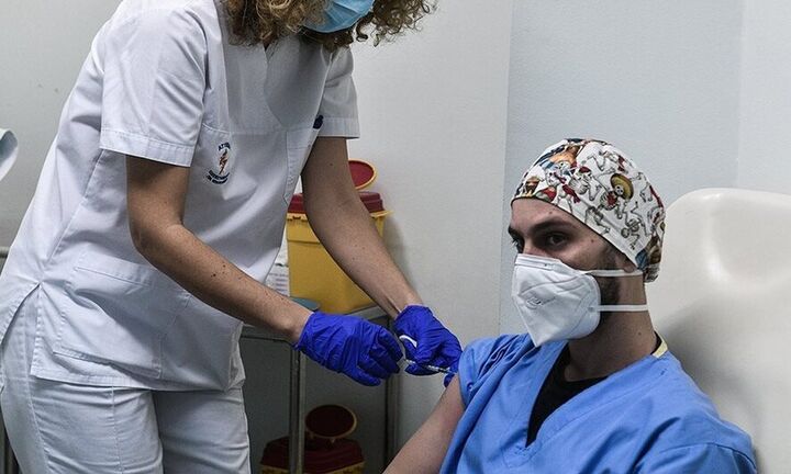 Υποχρεωτικός εμβολιασμός: Άδεια άνευ αποδοχών στους αρνητές - Πρόστιμα έως και 200.000 ευρώ (vid)