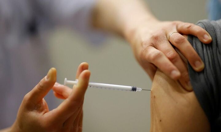 AstraZeneca και J & J πραγματοποιούν έρευνα για πιθανή τροποποίηση εμβολίων λόγω θρομβώσεων