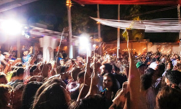 Eρχεται ανατροπή στην ΚΥΑ: Μόνο εμβολιασμένοι και νοσήσαντες σε κλαμπ και μπουζούκια