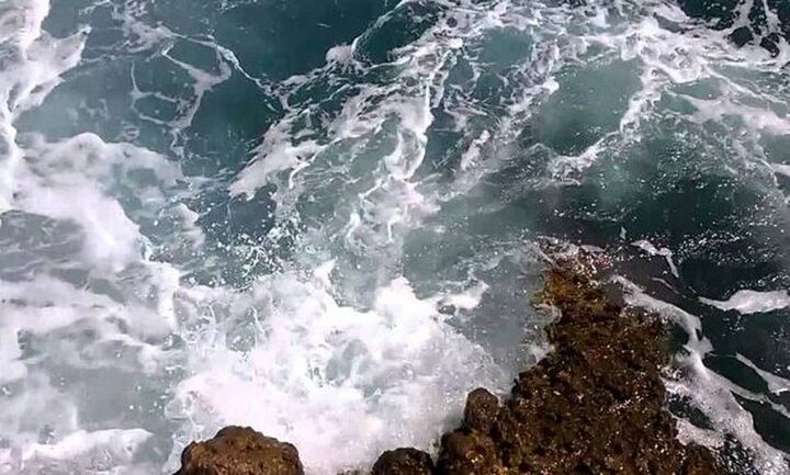 Συγκλονιστικές περιγραφές - Σώθηκε το ζευγάρι που πάλευε ώρες με τα κύματα στην Κρήτη