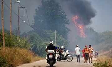 Πάτρα: Σε ύφεση η πυρκαγιά στην Ελεκίστρα - Ζημιές σε πέντε σπίτια