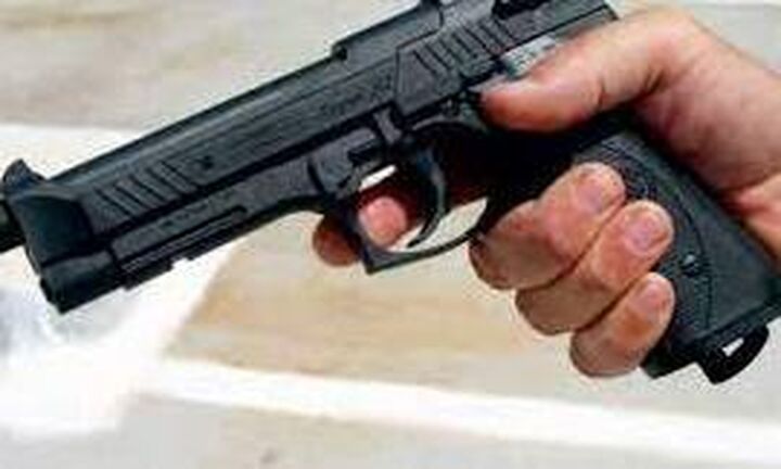 Ανατολική Μάνη: Έβγαλε το πιστόλι σε καβγά στο καφενείο... και πυροβόλησε 