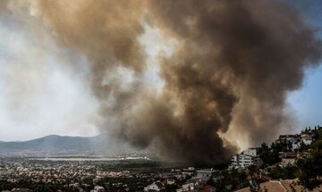 Πύρινος εφιάλτης σε Βαρυμπόμπη , Αδάμες -  Kαίγονται σπίτια - Εκκενώνεται το Ολυμπιακό Χωριό  