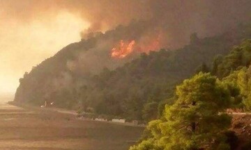 Ανεξέλεγκτη η πυρκαγιά στη Λίμνη Εύβοιας - Εκκενώνονται χωριά