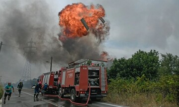 Μαίνεται η φωτιά στην Αττική - Νεκρός εθελοντής πυροσβέστης - Συνεχείς αναζωπυρώσεις
